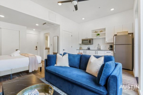 Vibrant Austin Studio Balcony plus Parking and Wi-Fi